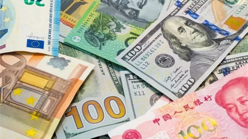 العملات تتحرك في نطاق متباين داخل البنوك مع استمرار قوة الدولار