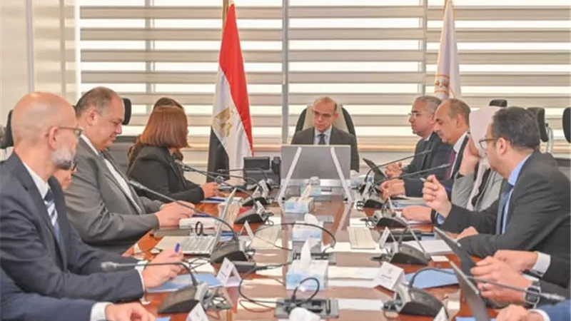 وزير الاستثمار يبحث مع «جنرال موتورز» خطط التوسع وتوطين صناعة السيارات