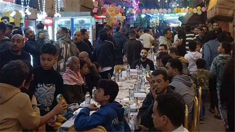 فرحة 27 رمضان.. آلاف الصائمين يشاركون في أكبر إفطار جماعي بفيصل |صور