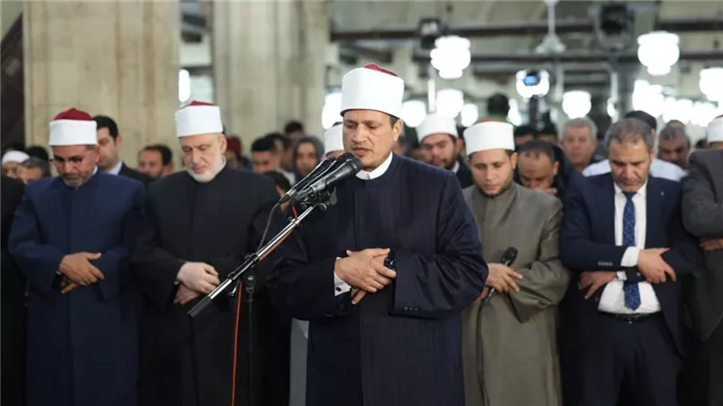 بروايات «حفص والسوسي وخلف وروح».. أئمة الجامع الأزهر يؤدون صلاة التراويح
