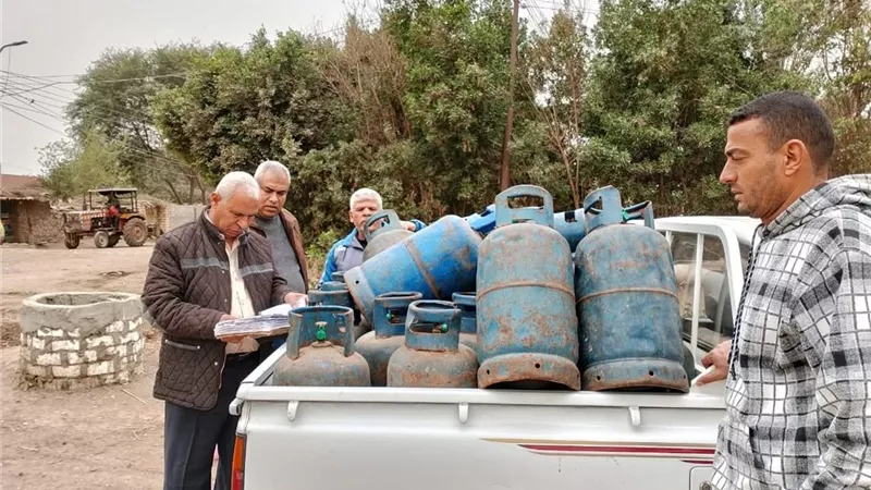 ضبط 28 شيكارة دقيق و22 أسطوانة بوتاجاز قبل تهريبها للسوق السوداء ببني سويف