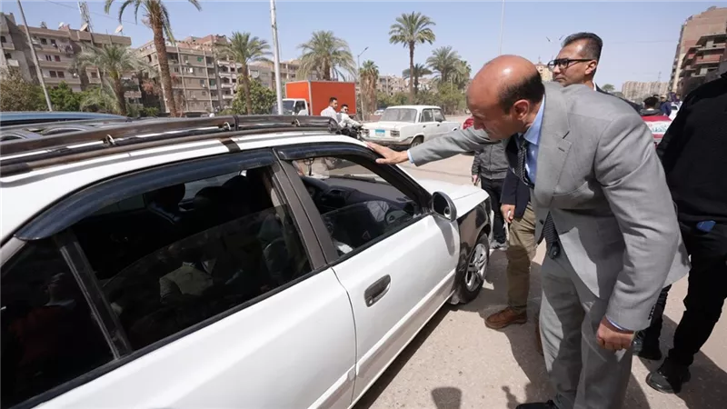 محافظ أسيوط يقود حملة مفاجئة لضبط تعريفة التاكسي والسرفيس