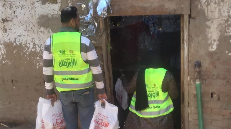 بالصور ... توزيع 900 كيلو من اللحوم على أهالي قرى مركزى سوهاج والمنشاة