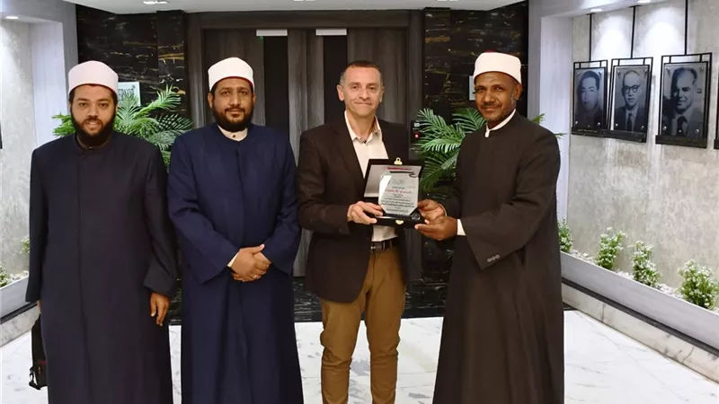 محافظ أسوان:  تكثيف القوافل الدعوية لتعزيز قيم الولاء والإنتماء بين المواطنين