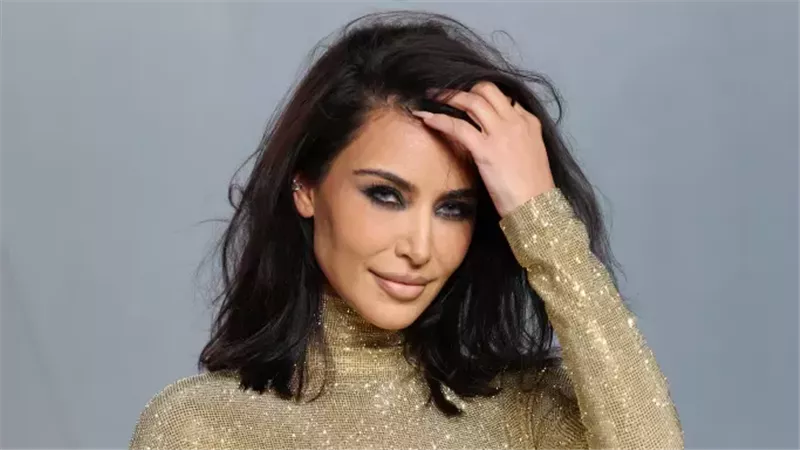 بقيمة 80 دولارا.. كيم كارداشيان تثير الجدل بحذاء بكعب عال