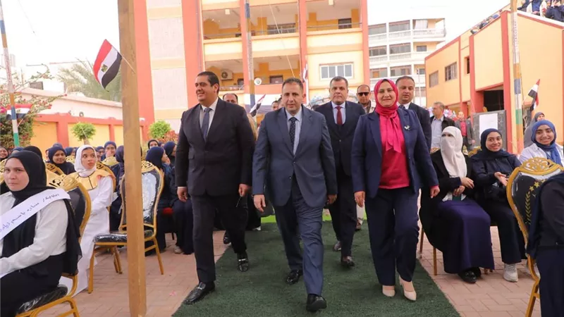 محافظ دمياط يكرم حافظات القرآن والمتميزات بمسابقة عباقرة المدارس