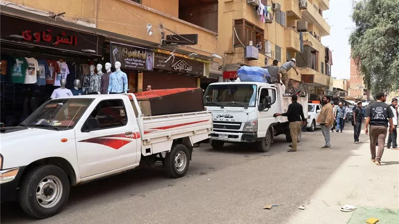 حملة موسعة لرفع الإشغالات بحى غرب مدينة أسوان لتعزيز السيولة المرورية  