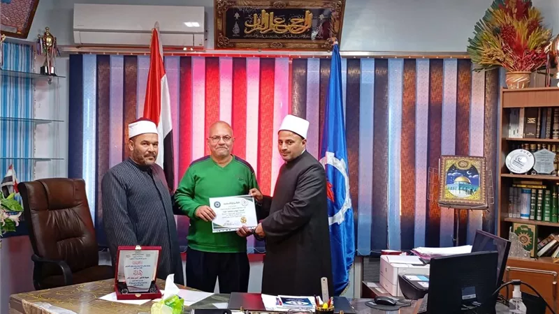 أوقاف السويس تكرم حماة بيوت الله من العمال المتميزين تقديرا لجهودهم