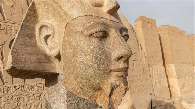 ترميم رأس تمثال الملك رمسيس الثاني في معبده بسوهاج