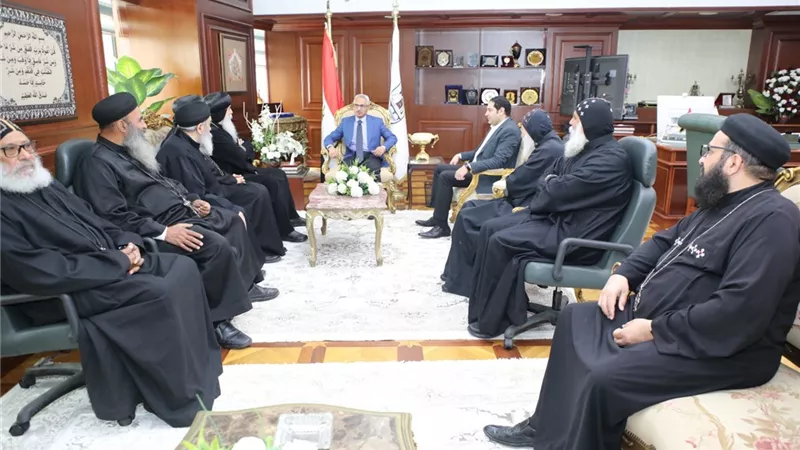محافظ بني سويف يتلقى التهاني من قيادات الكنائس بمناسبة عيد الفطر