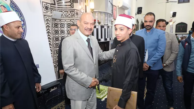 محافظ السويس يشهد تسليم شهادات التقدير للمتميزين في مبادرة 