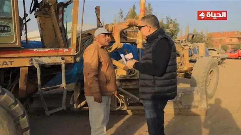 يقود لودر ويقابل الليثي بالصدفة أجمل ناس يجبر بخاطره  ويهديه جائزة مالية