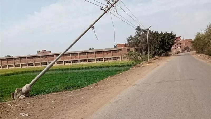 عمود إنارة مائل وأسلاك مكشوفة تهدد المارة بطريق ميت ميمون بطنطا