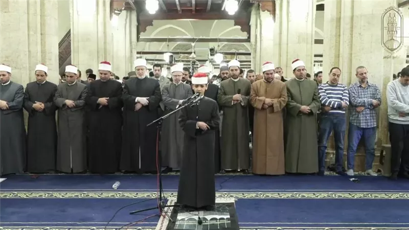 ليلة 29 رمضان.. نجم دولة التلاوة عمر علي يؤم المصلين في التهجد بالأزهر
