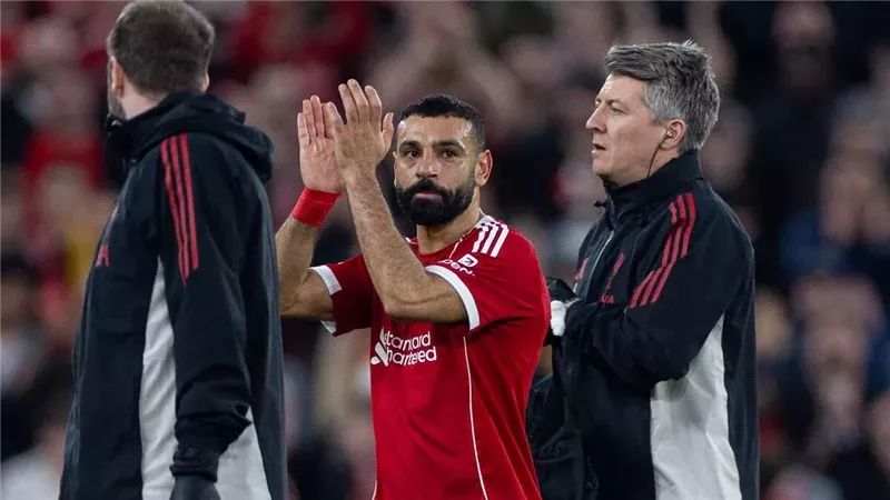 صلاح يطلب تبديل.. إصابة مقلقة وليفربول يترقب سلامتك يا ملك 