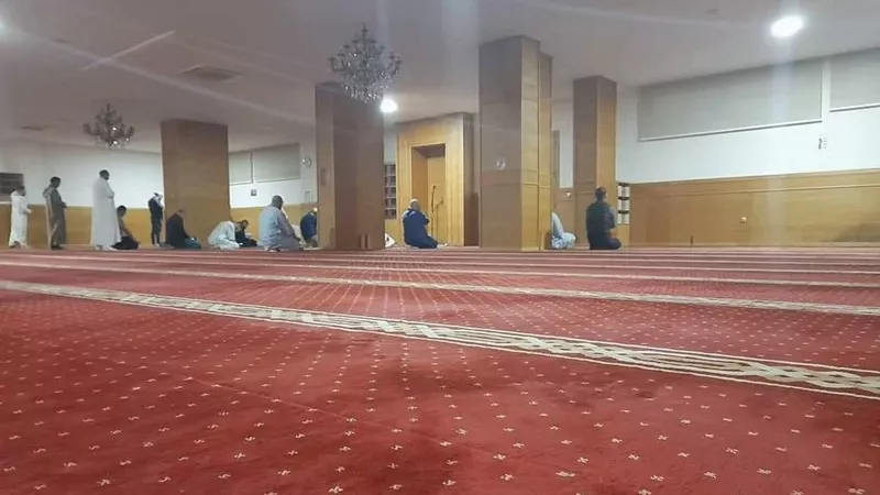 «لا تتركوه حزينا».. عبارة مؤثرة بأحد المساجد تذكر المصلين بالاستمرار بعد رمضان