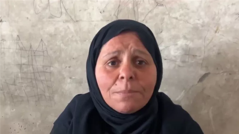 «فرحة رغم الوجع».. قصة سيدة فلسطينية تصنع الكحك لأحفادها فوق أنقاض منزلها