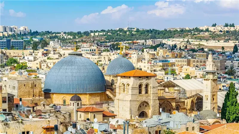 لأول مرة في التاريخ المسيحي.. شظايا الحرب تغلق كنيسة القيامة 