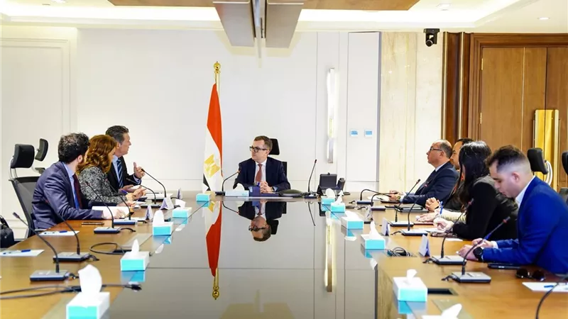 وزير التخطيط يبحث مع 