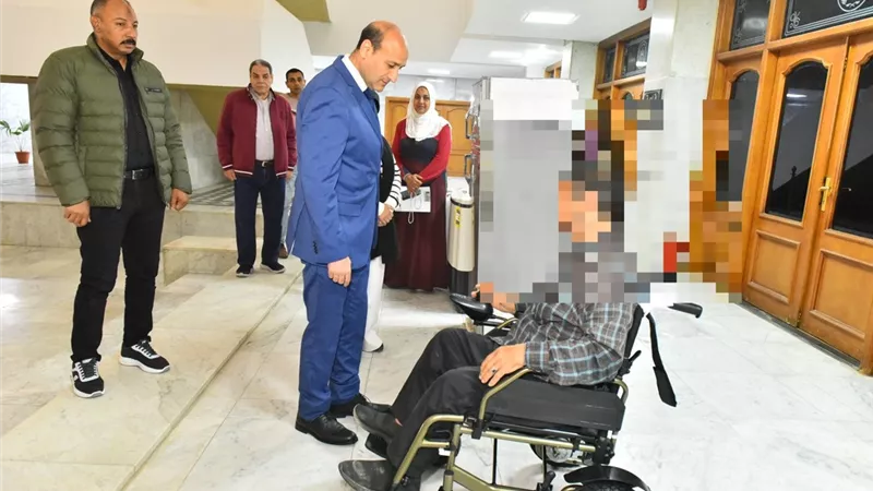محافظ أسيوط يدعم الأولى بالرعاية بتسليم جهاز عروسة وكراسٍ كهربائية متحركة