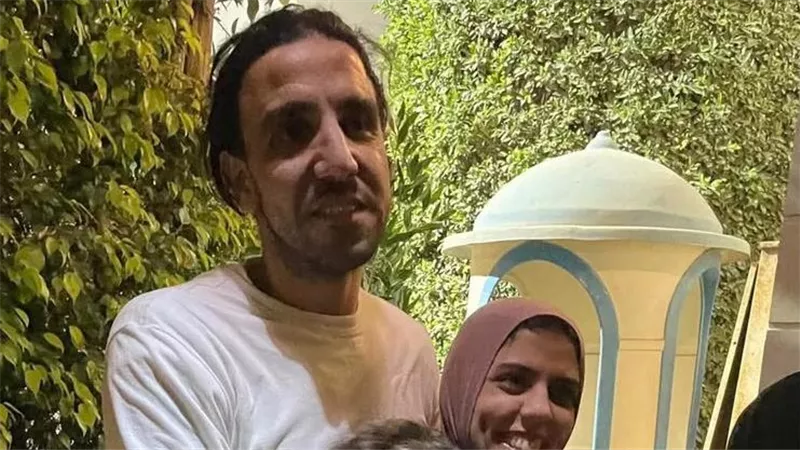 بعد إخلاء سبيله .. أحمد عبد المنعم أبو الفتوح يصل منزله وسط أسرته