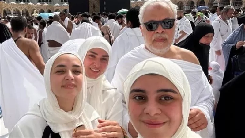 اللهم ديمها نعمة .. روجينا وأشرف زكي يؤديان مناسك العمرة رفقة بناتهم|صور