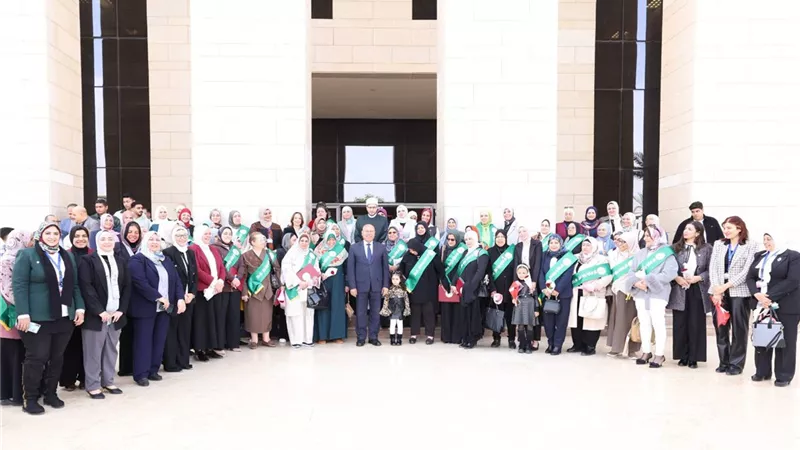 كامل الوزير يكرم الأمهات المثاليات ويشيد بدور المرأة في بناء مصر|صور