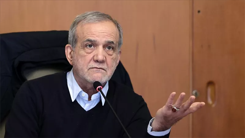 الرئيس الإيراني ينتقد سياسة القوة الأمريكية.. ويحذر من الفوضى العالمية