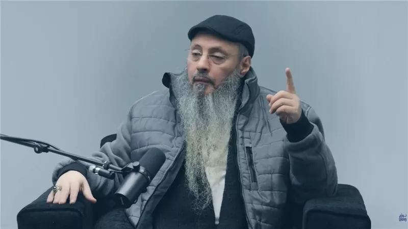 «مش قادرة أتخطى موت أبويا».. رد مؤثر من الداعية أيمن عبد الجليل