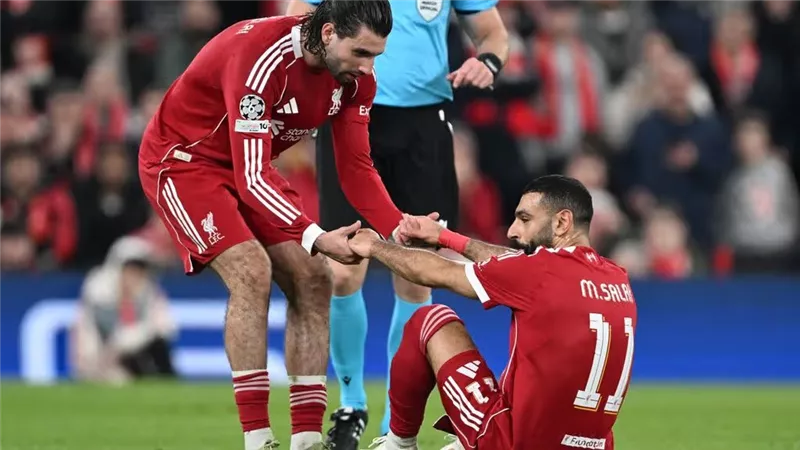 قلق في ليفربول.. سلوت يكشف كواليس إصابة محمد صلاح في مباراة غلطة سراي