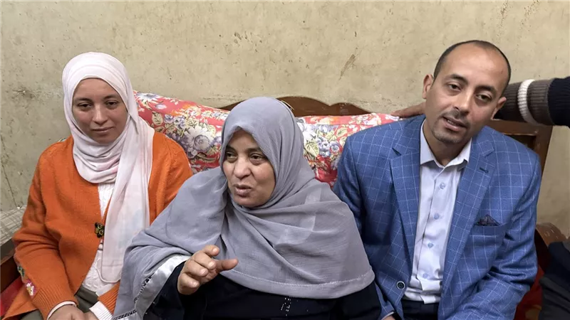 رفضت الزواج بعد وفاة زوجها..الحاجة فريال تحصد لقب الام المثالية بالدقهلية