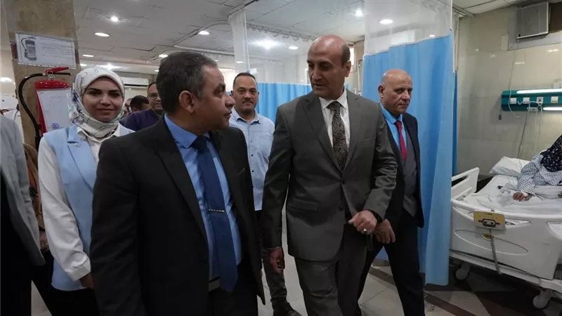 محافظ أسيوط يزور مستشفى الإيمان العام والشاملة ويوزع الهدايا على المرضى 