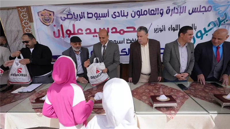 محافظ أسيوط يشهد توزيع 4000 شنطة ملابس جاهزة للأيتام والأسر الأولى بالرعاية 