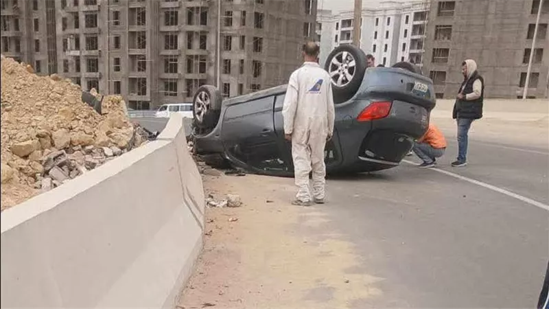 اختلت عجلة القيادة من يده.. انقلاب ملاكي بمدخل منطقة المقطم