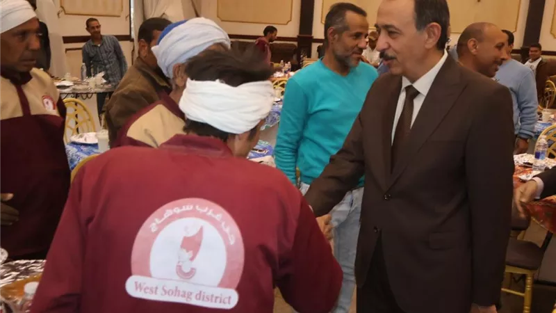 محافظ سوهاج يشارك عمال النظافة إفطار “جبر الخواطر” ويُكرّم المتميزين 