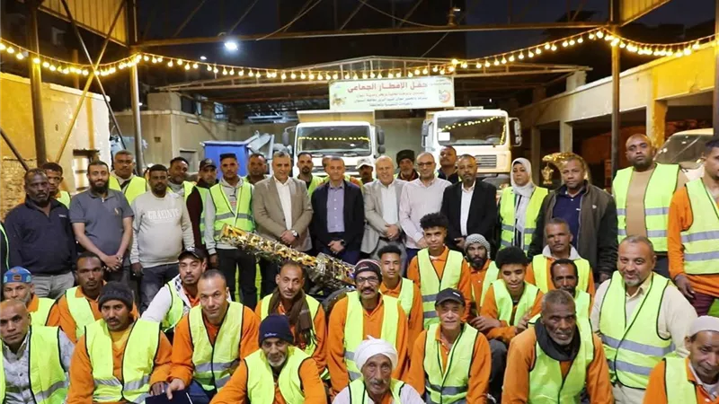 محافظ أسوان يكرم  العاملين بقطاع النظافة أثناء مشاركته في حفل الإفطار