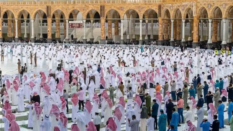 بث مباشر.. شعائر صلاة عيد الفطر في الحرمين الشريفين