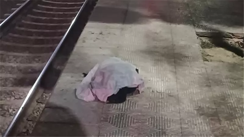 ما لحقش يلبس لبس العيد.. مصرع طفل صدمه قطار عند مزلقان منقباد بأسيوط