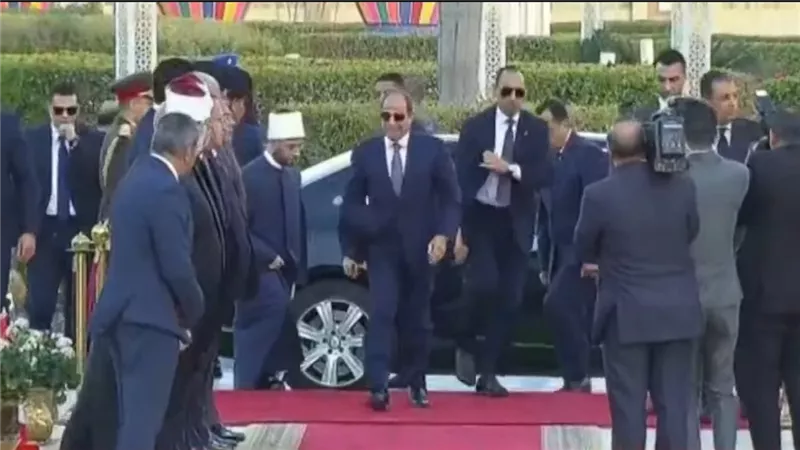الرئيس السيسي يؤدي صلاة عيد الفطر بمسجد الفتاح العليم (صور) 
