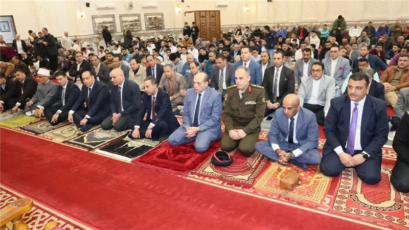 محافظ المنوفية يؤدي شعائر صلاة عيد الفطر بمسجد الرؤوف الرحيم بشبين الكوم 