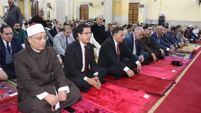محافظ القليوبية يؤدي صلاة عيد الفطر بمسجد 