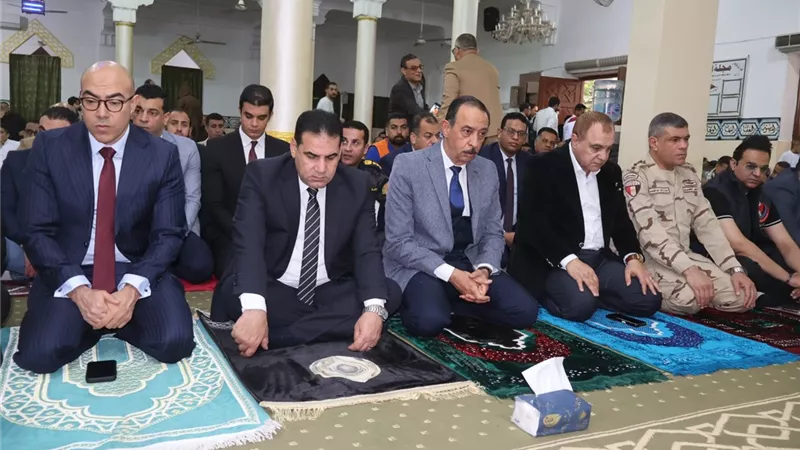 محافظ سوهاج يؤدي صلاة عيد الفطر المبارك بمسجد 