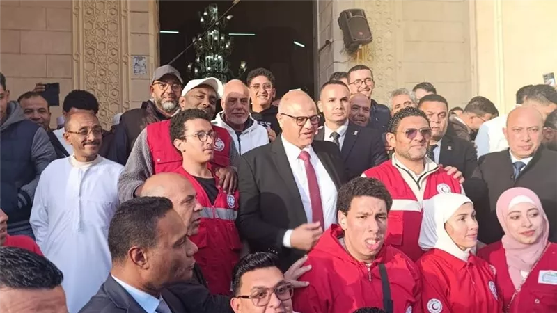 محافظ الإسكندرية يؤدي صلاة عيد الفطر ويتفقد مستشفى الأنفوشي 