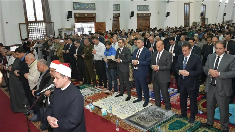 محافظ بورسعيد يؤدي صلاة عيد الفطر  بالمسجد العباسي بحي العرب وسط الأهالي