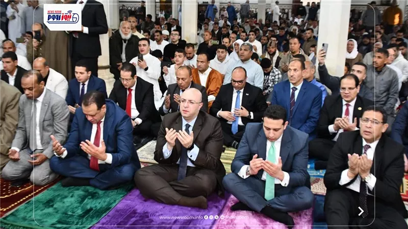 محافظ الفيوم يؤدي صلاة عيد الفطر المبارك بمسجد ناصر الكبير