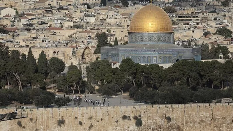 بالقرب من المسجد الأقصى.. سقوط صاروخ إيراني على القدس المحتلة