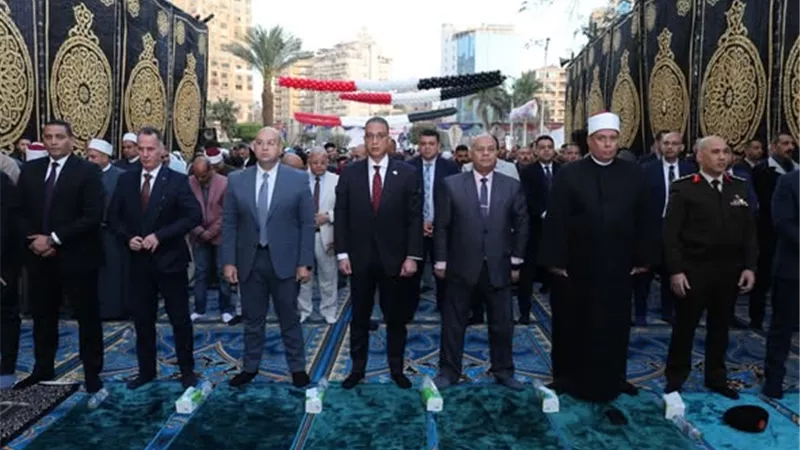 محافظ الجيزة يؤدي صلاة عيد الفطر بمسجد مصطفى محمود ويهنئ المواطنين