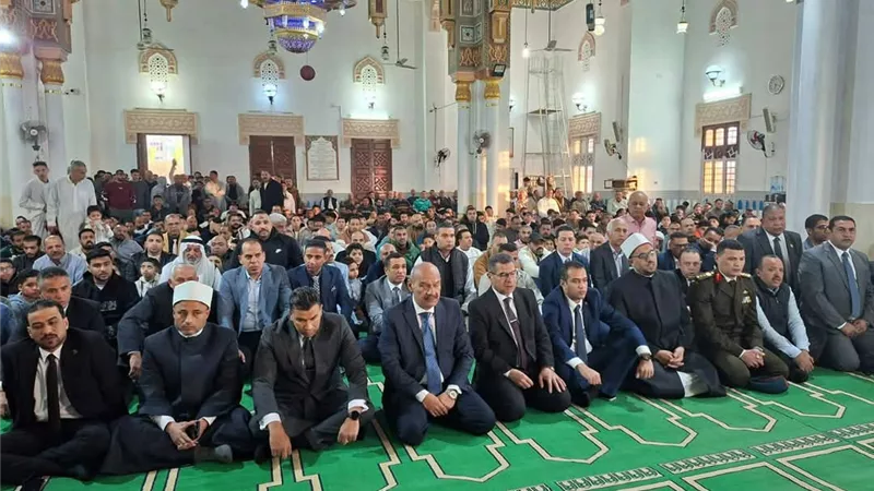 محافظ السويس يؤدي صلاة عيد الفطر وسط أجواء احتفالية بمسجد بدر