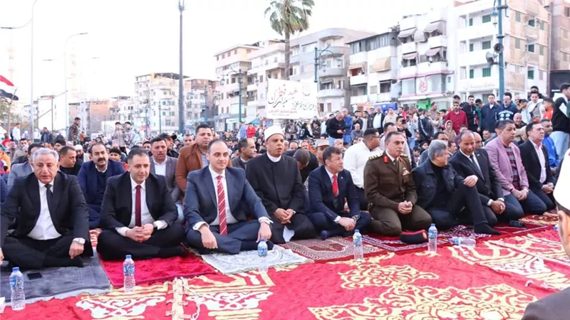 محافظ دمياط يؤدي صلاة عيد الفطر بميدان الساعة وسط المواطنين