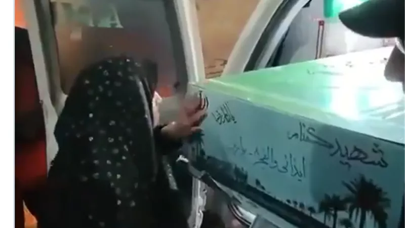 وداع مؤثر في إيران.. والدة علي لاريجاني تلقي النظرة الأخيرة على جثمانه